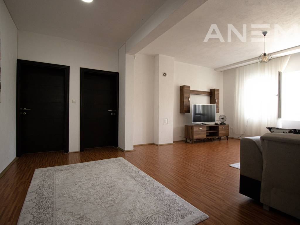 Shtëpi me qira 350m² në Sofali12