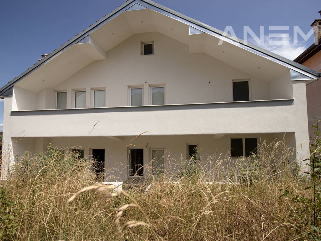 Shtëpi me qira 350m² në Sofali1