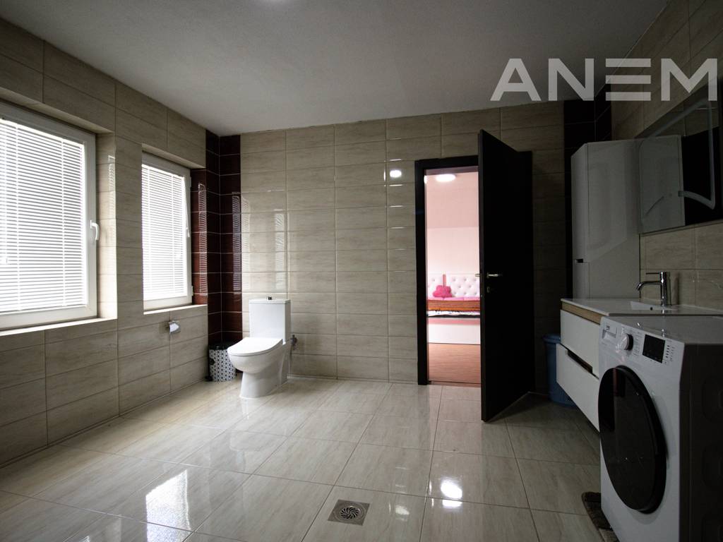 Shtëpi me qira 350m² në Sofali13