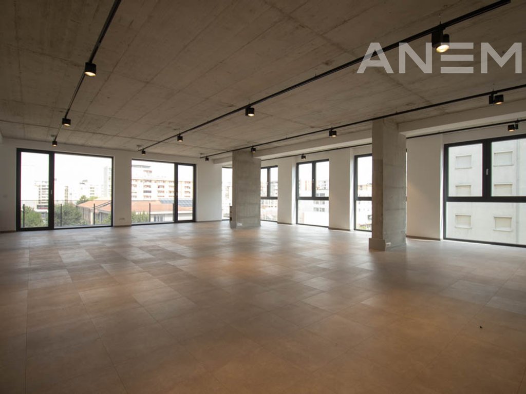 Zyre me qira 200m² në Fushë Kosovë