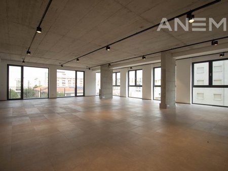 Zyre me qira 200m² në Fushë Kosovë