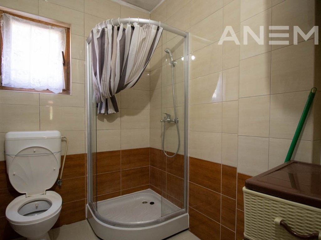 Kat shtëpie me qira me 2 dhoma gjumi në lagjen Aktash