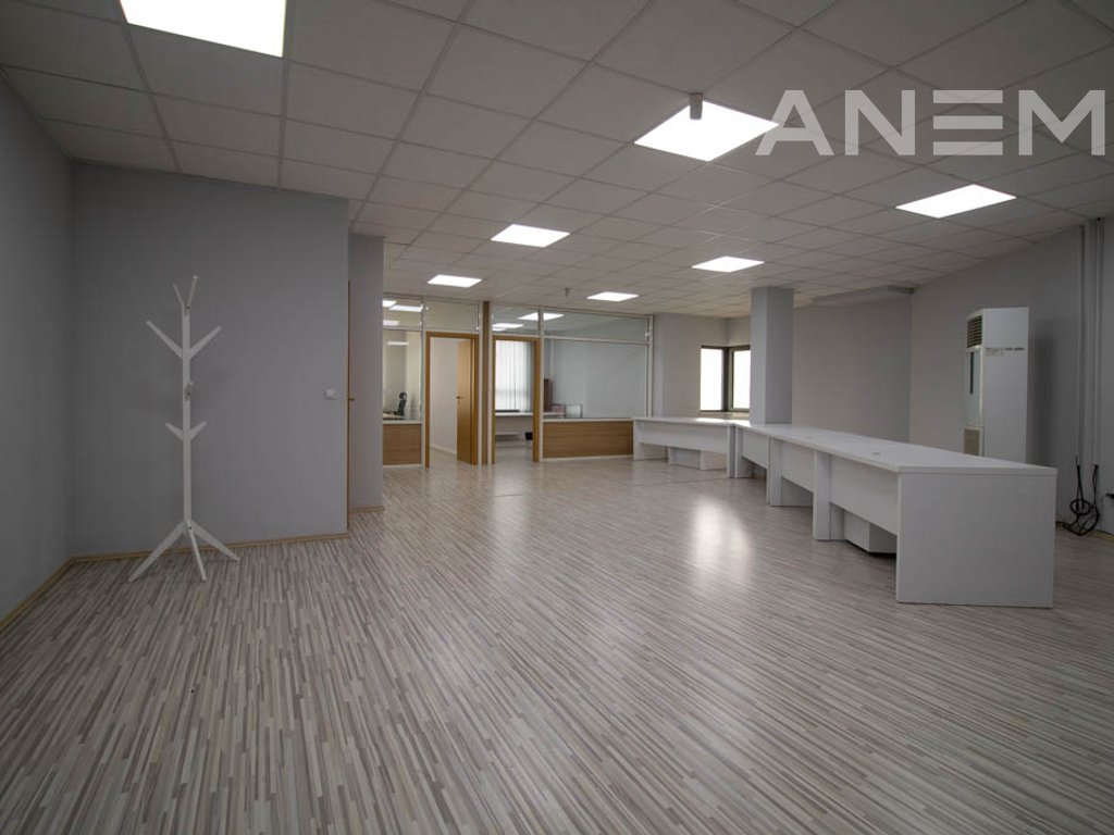 Zyre me qira 110m² në Qendër