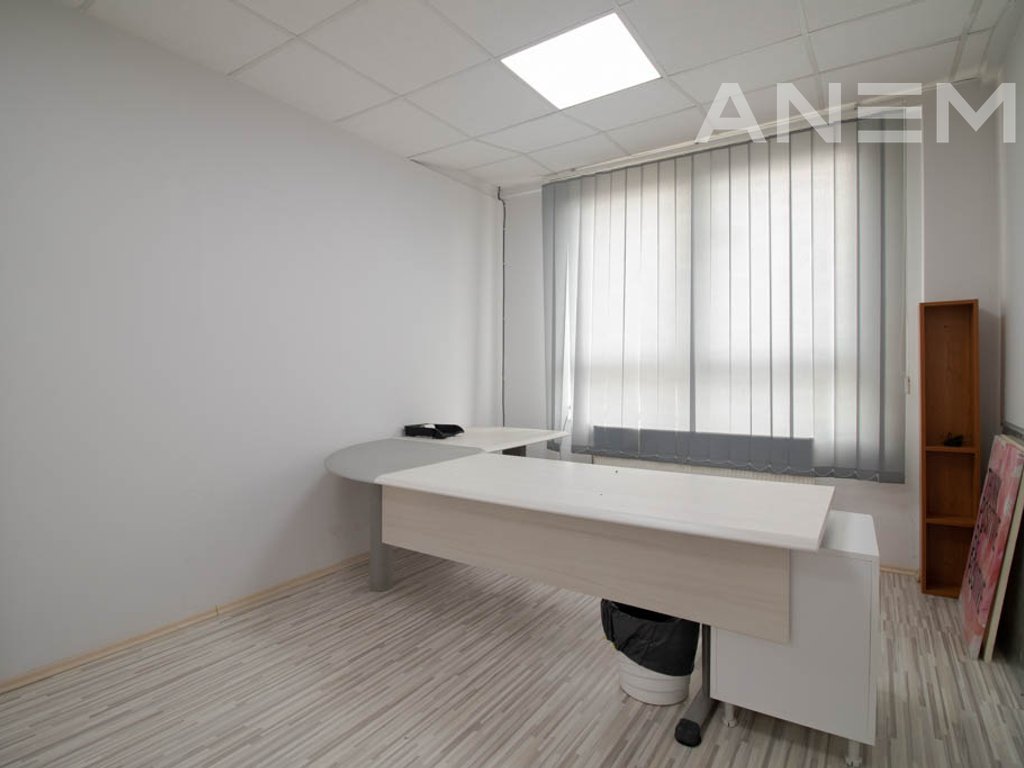 Zyre me qira 110m² në Qendër