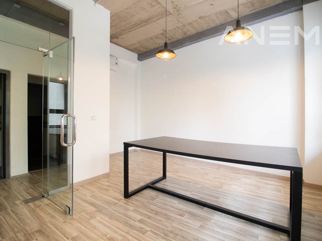 Zyre me qira 130m² në Qendër