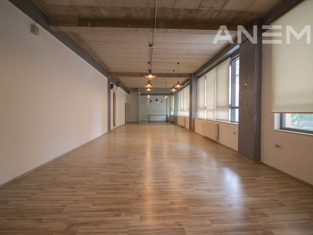 Zyre me qira 130m² në Qendër