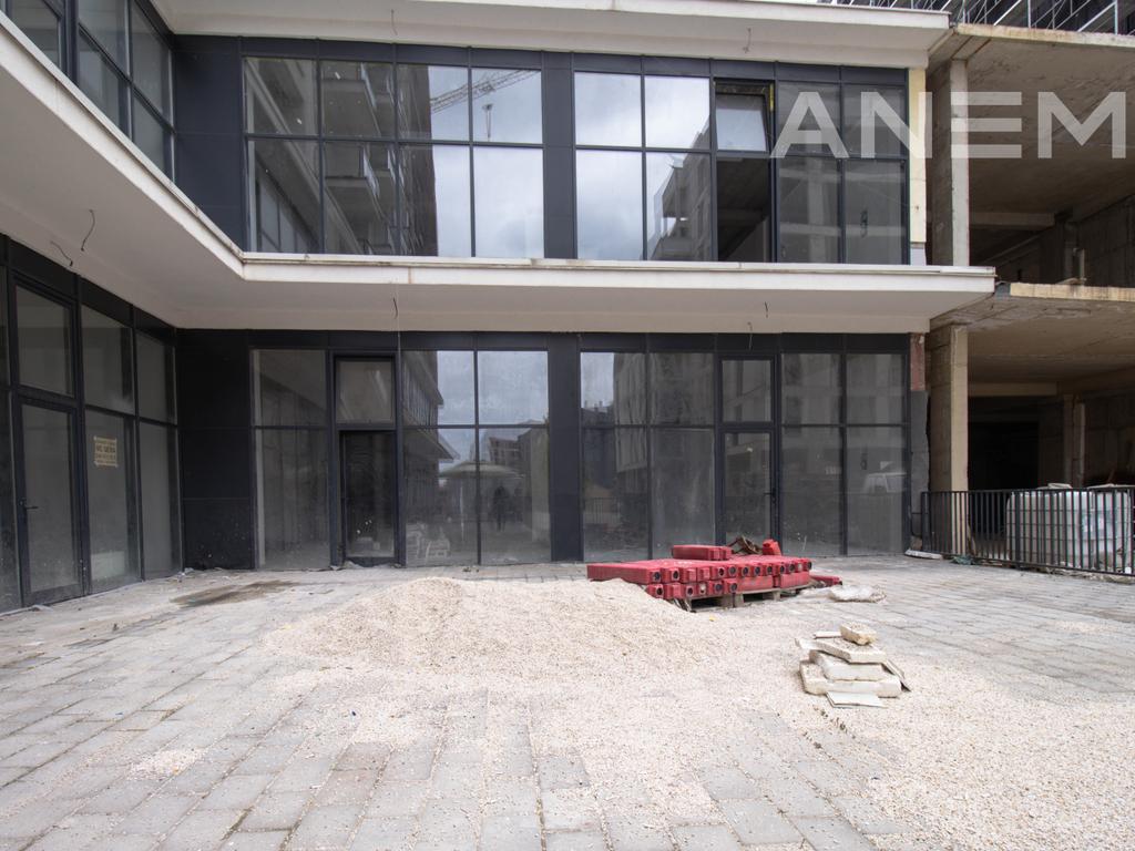 Lokal me qira 450m² në Mahallën e Muhaxherëve