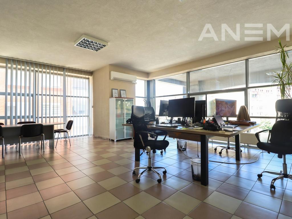 Commercial space for rent 260m² in the Bregu i Diellit neighborhood