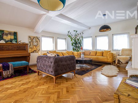 Kat shtëpie me qira 280m² në Pejton