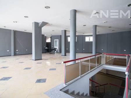 Lokal me qira 360m² në Qendër