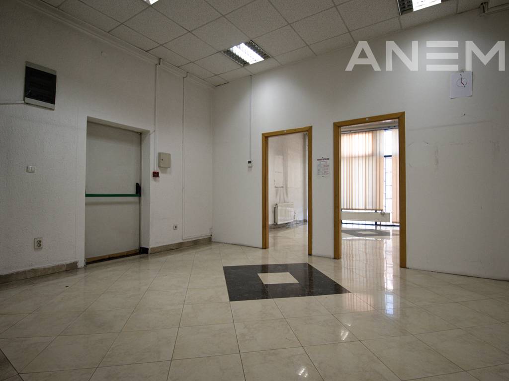 Zyre me qira 430m² në Qendër