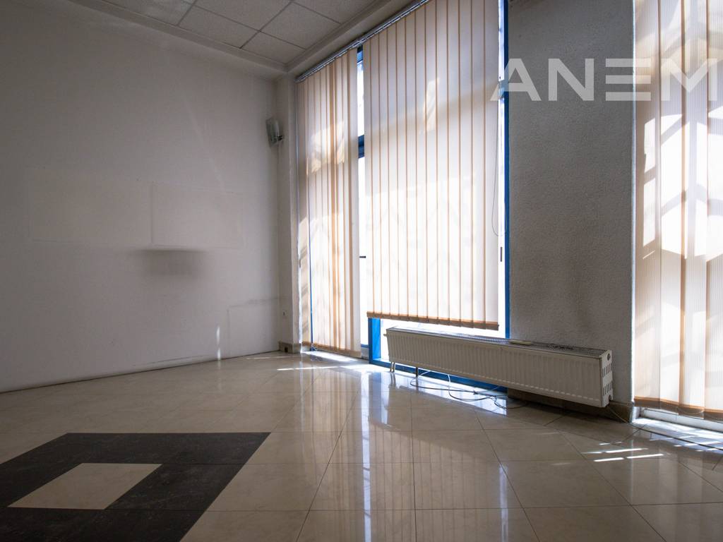 Zyre me qira 430m² në Qendër