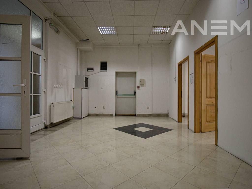 Zyre me qira 430m² në Qendër