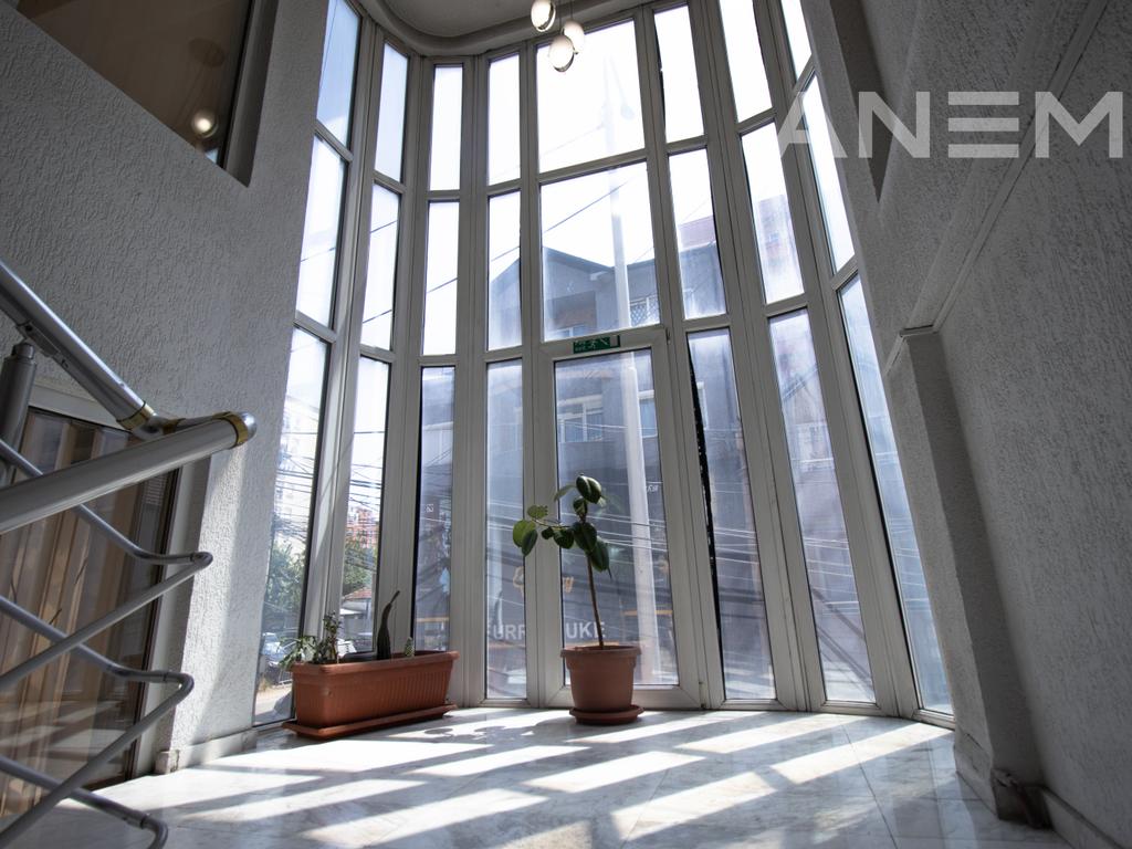 Zyre me qira 430m² në Qendër