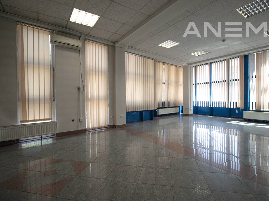 Zyre me qira 430m² në Qendër