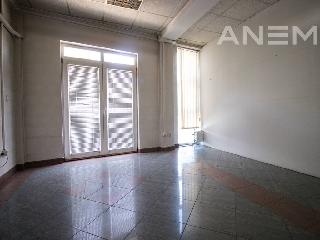 Zyre me qira 430m² në Qendër