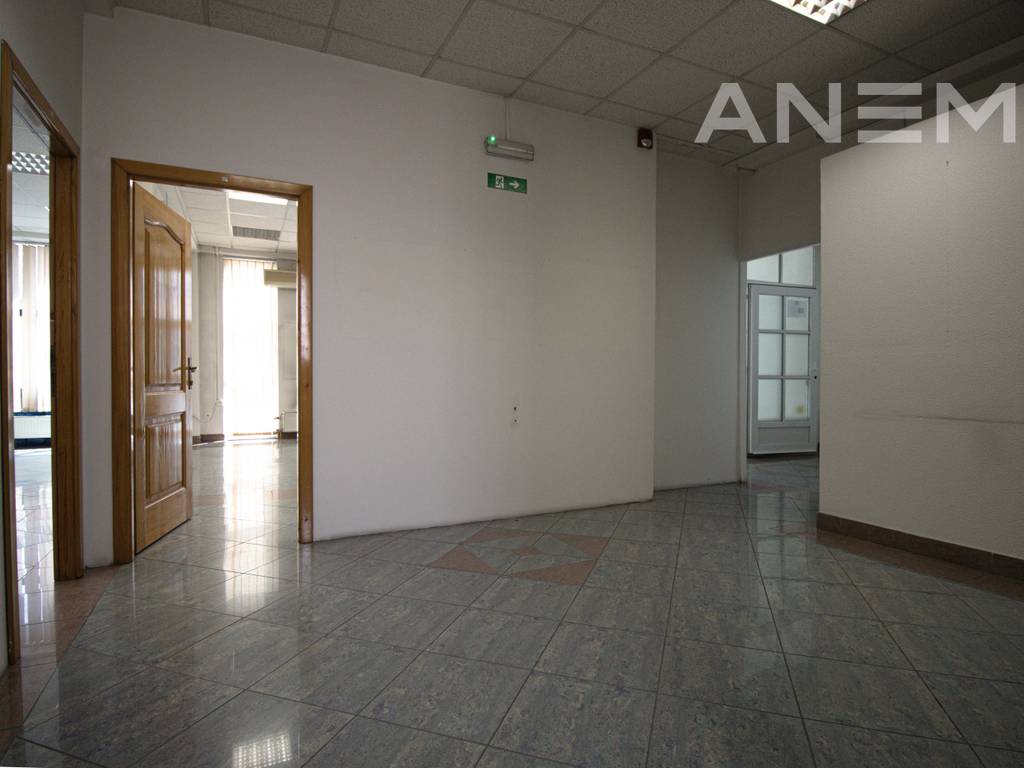 Zyre me qira 430m² në Qendër
