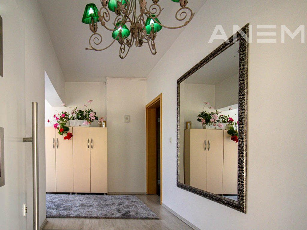 Kat shtëpie me qira 280m² në Pejton