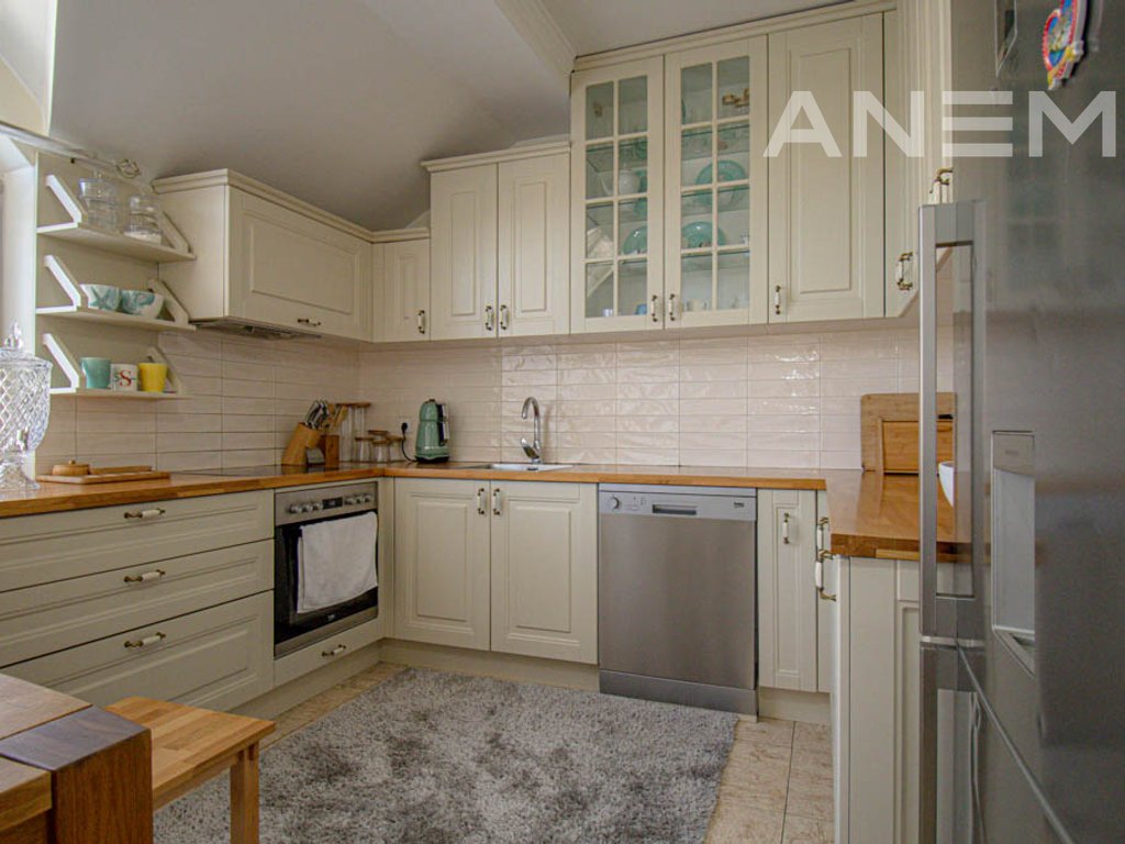 Kat shtëpie me qira 280m² në Pejton