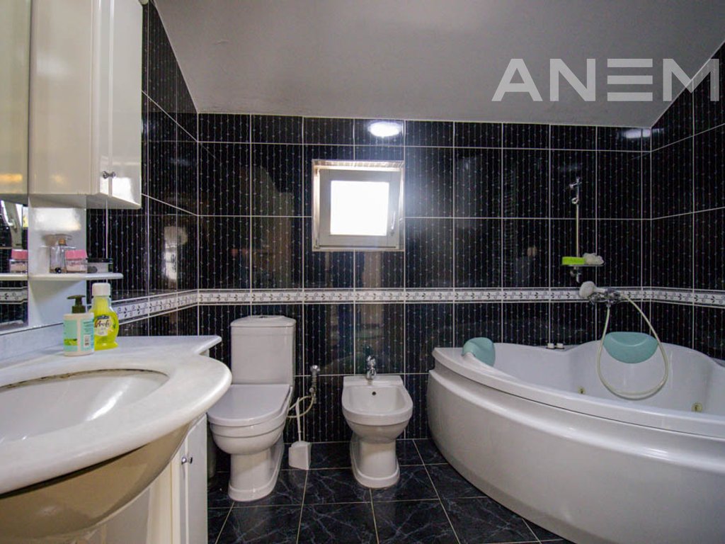 Kat shtëpie me qira 280m² në Pejton