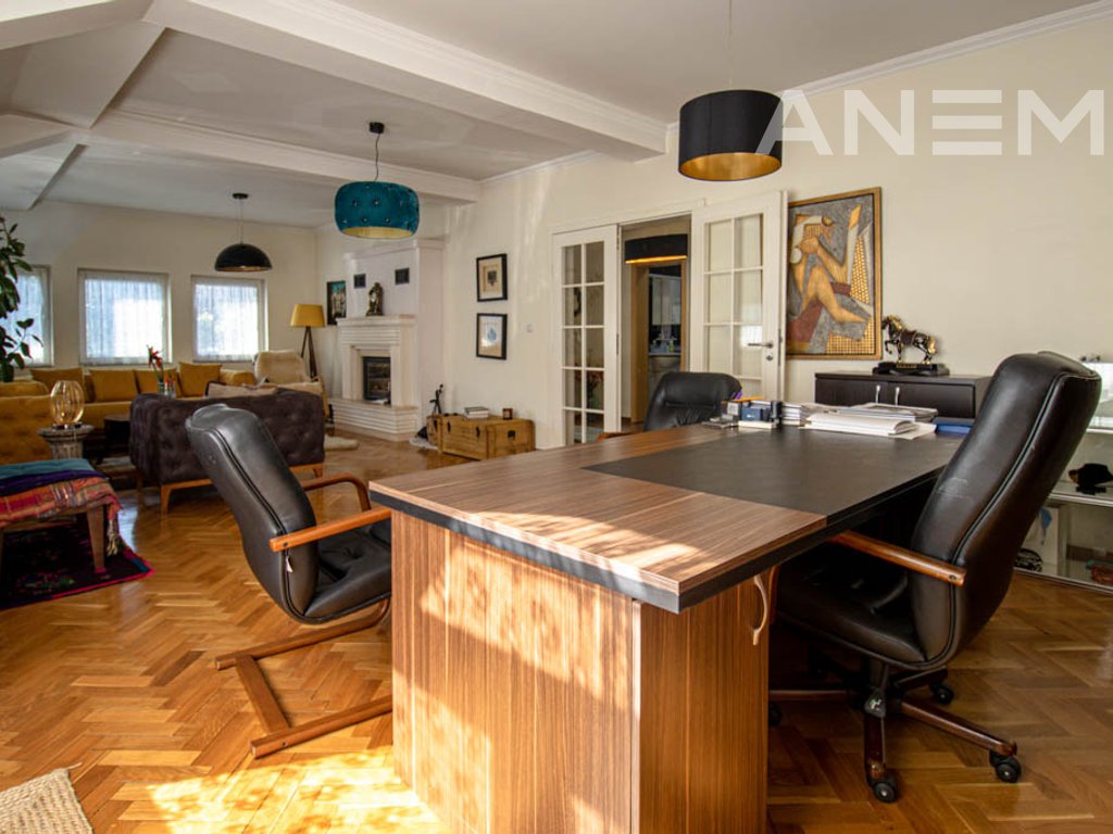 Kat shtëpie me qira 280m² në Pejton