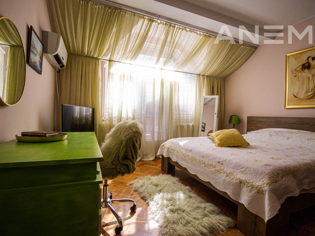 Kat shtëpie me qira 280m² në Pejton