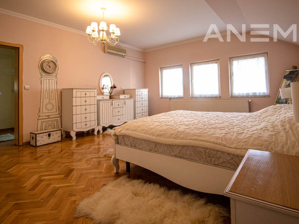 Kat shtëpie me qira 280m² në Pejton