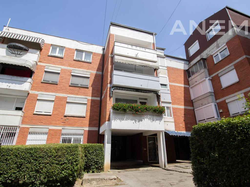 3-bedroom apartment for rent in the Bregu i Diellit neighborhood