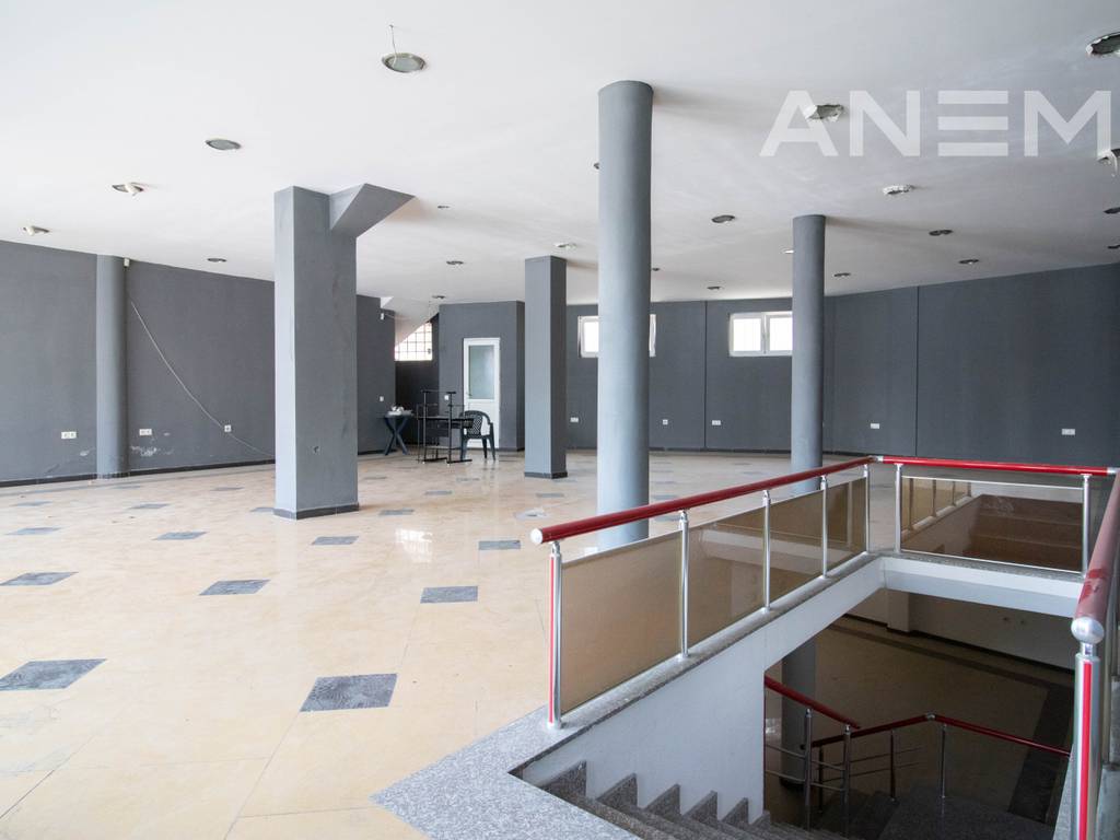 Commercial space for rent 360m² in the Center