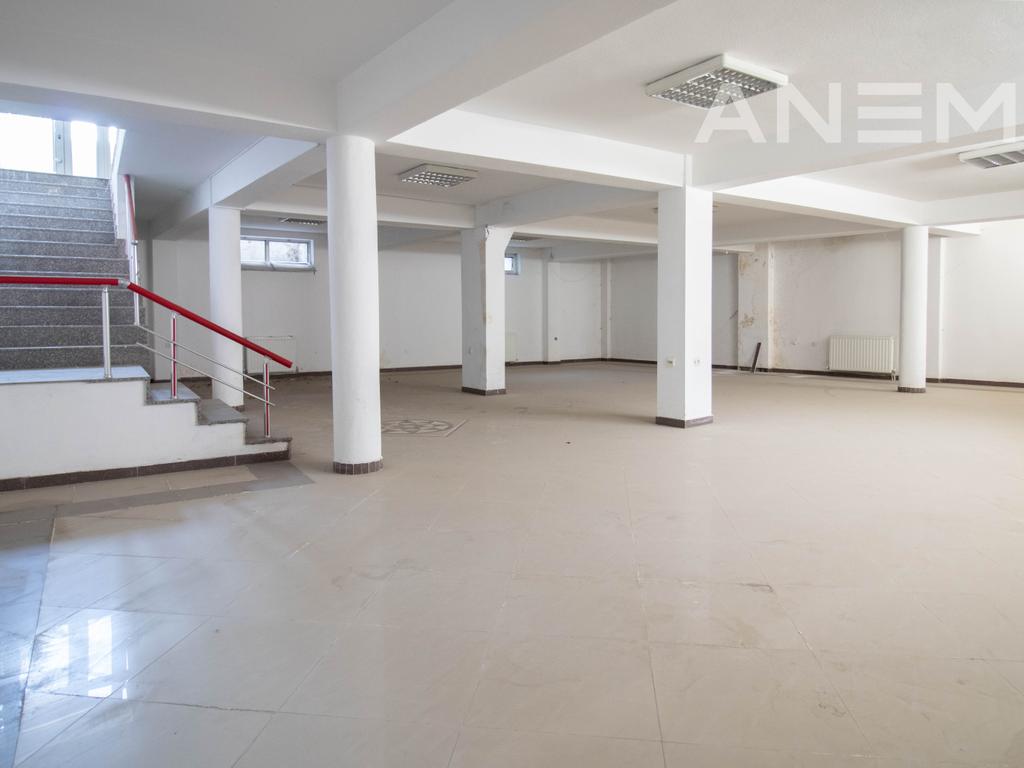 Commercial space for rent 360m² in the Center