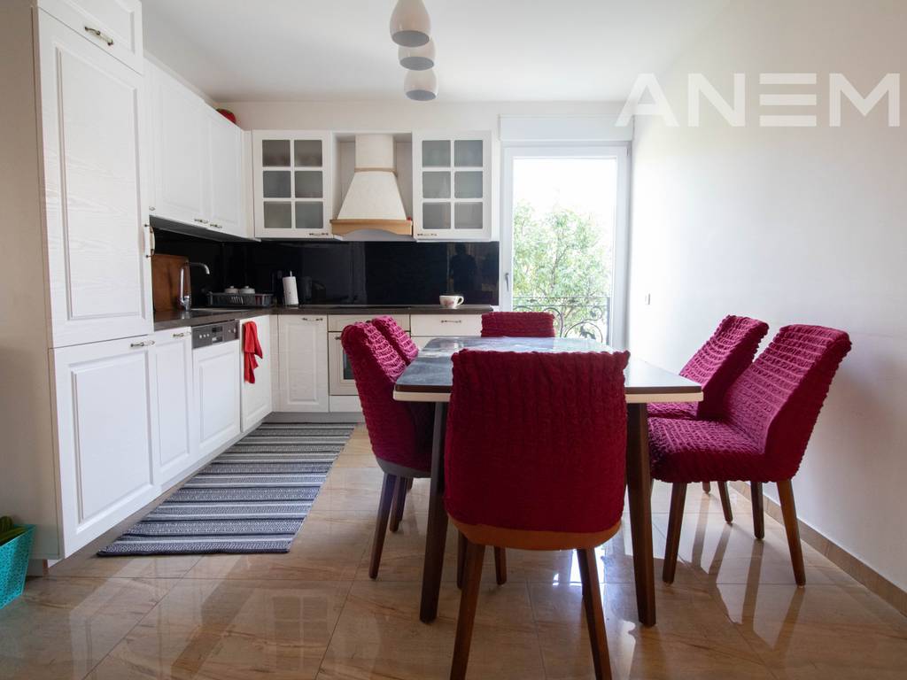 House for sale 412m² in Hajvali.