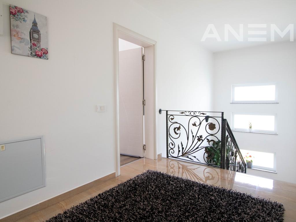 House for sale 412m² in Hajvali.