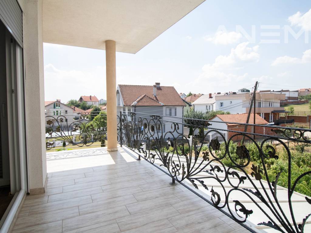 House for sale 412m² in Hajvali.