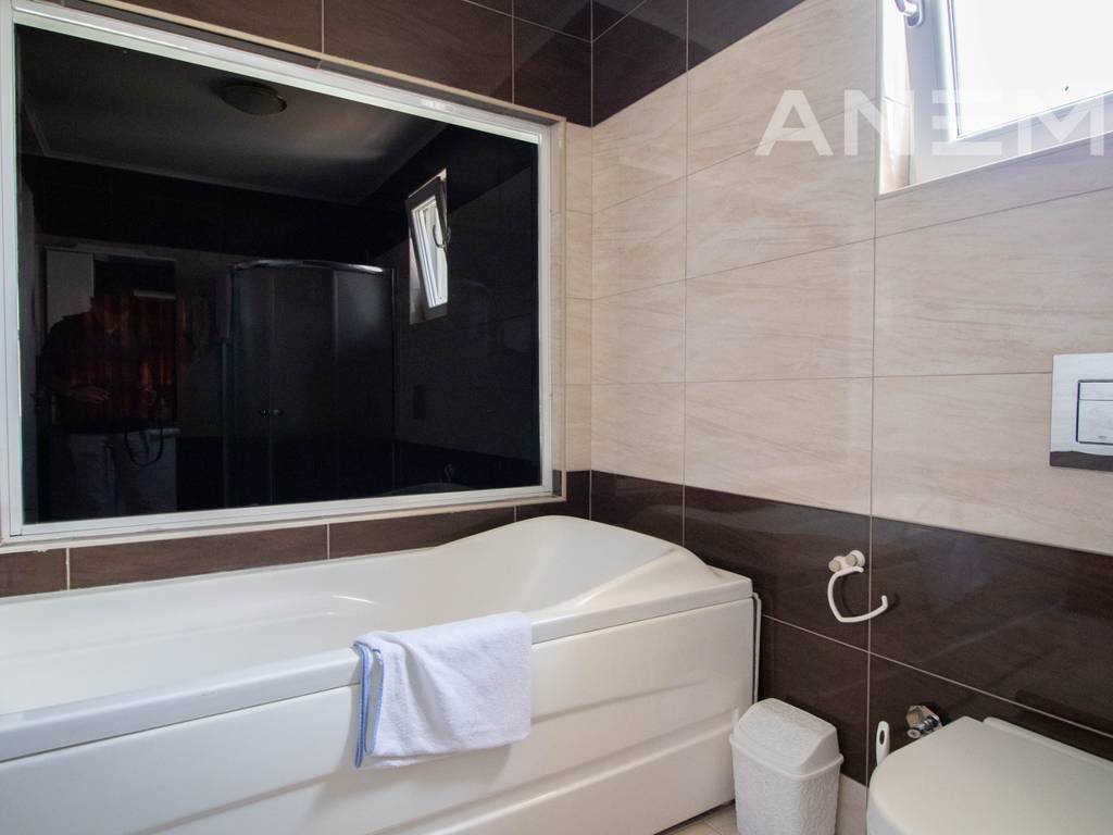 House for sale 412m² in Hajvali.