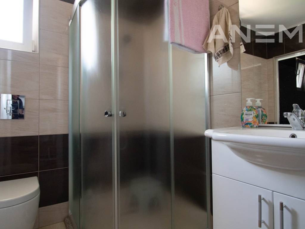 House for sale 412m² in Hajvali.