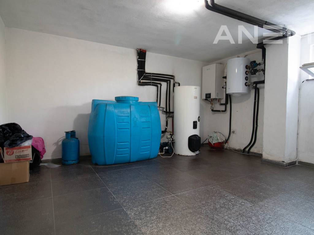 House for sale 412m² in Hajvali.