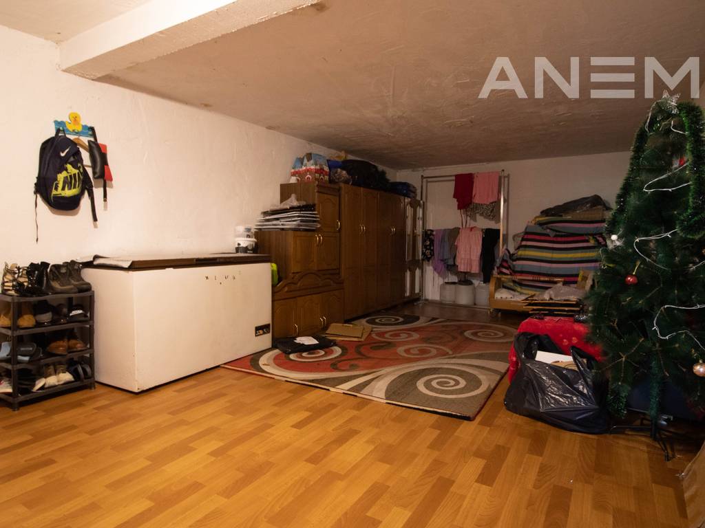 House for sale 412m² in Hajvali.