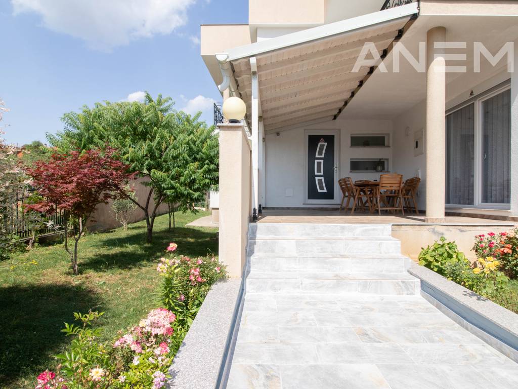 House for sale 412m² in Hajvali.