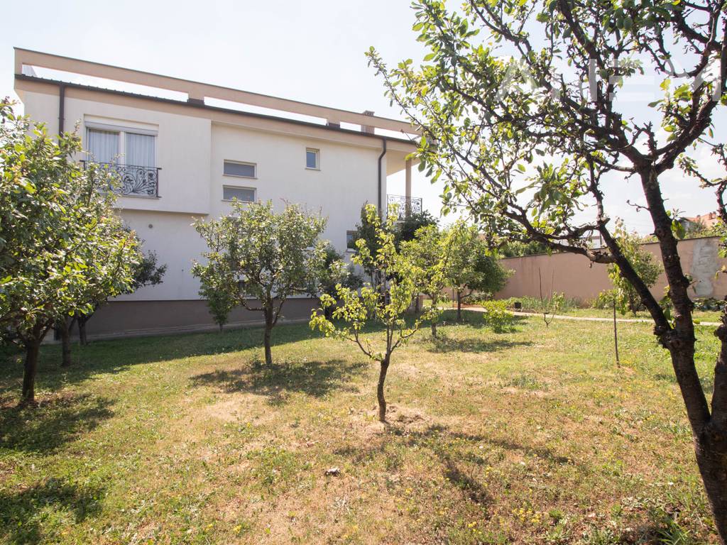 House for sale 412m² in Hajvali.