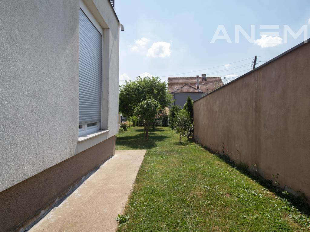 House for sale 412m² in Hajvali.