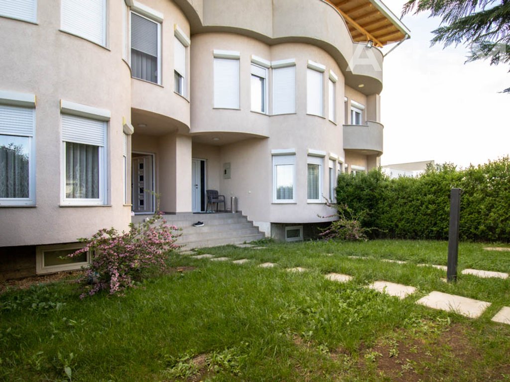 Shtëpi me dy hyrje në shitje 800m² në Veternik