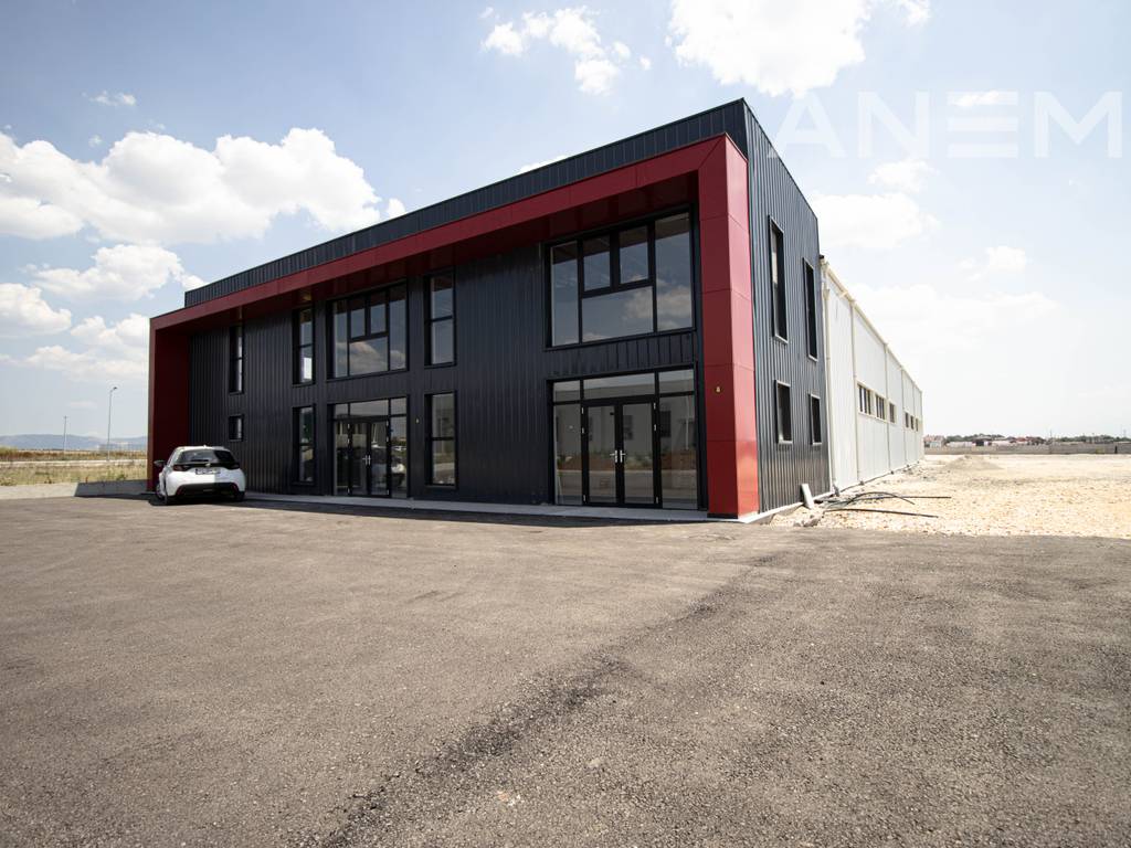 Objekt me qira 1100m² në Miradi e epërme