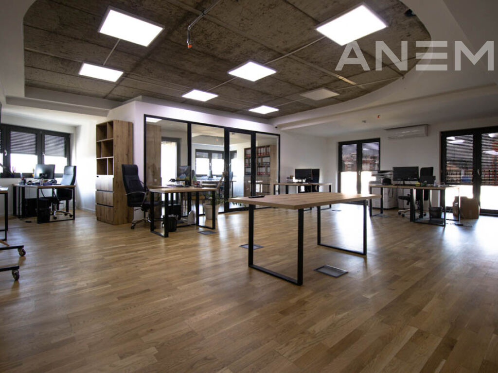Zyre me qira 272m² në lagjen Lakrishtë1