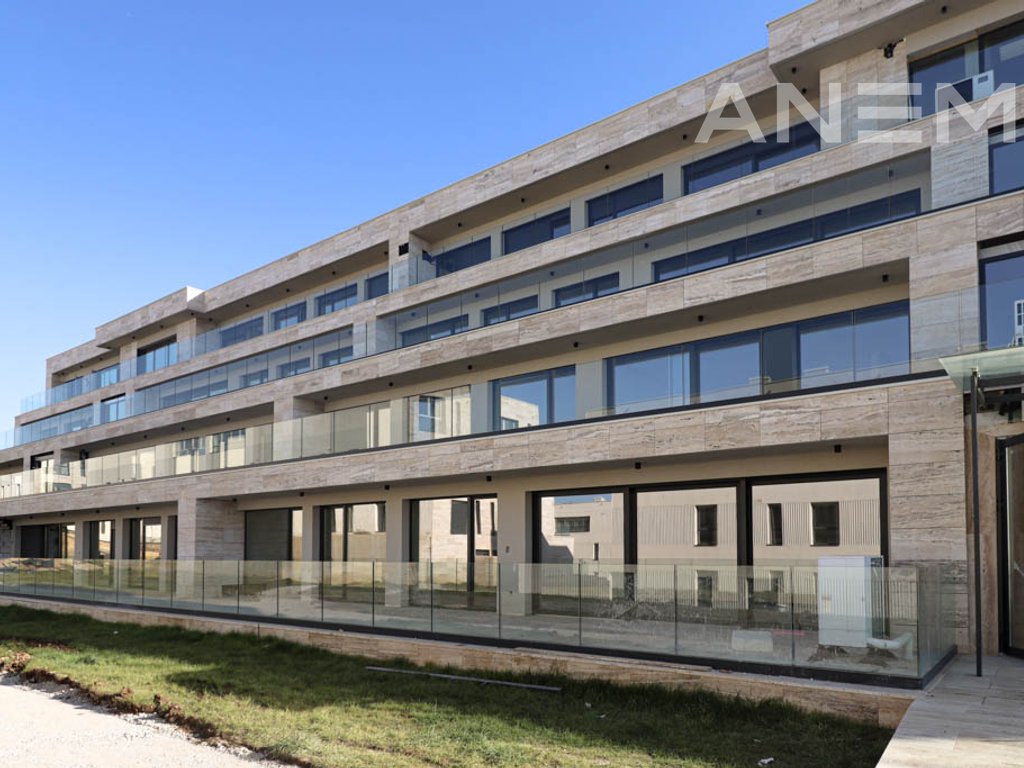Terracier me qira 162m² + 51m² në Marigona Hill
