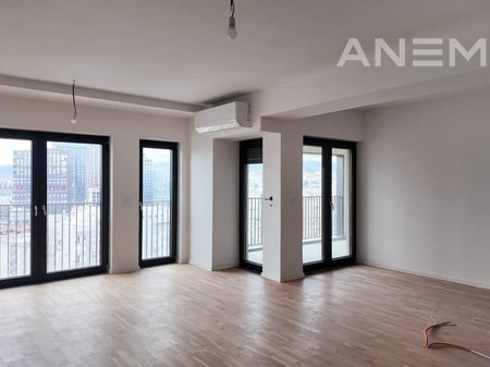 Zyre me qira 131m² në lagjen Lakrishtë