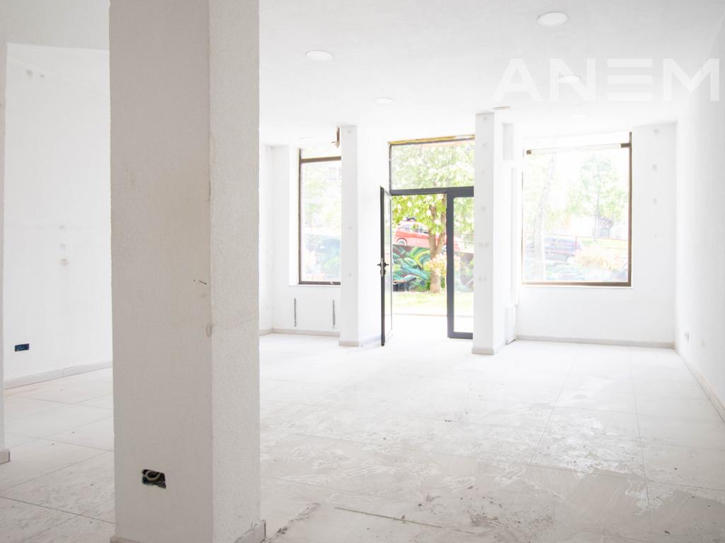 Commercial space for rent 45m² in Ulpiana neighborhood