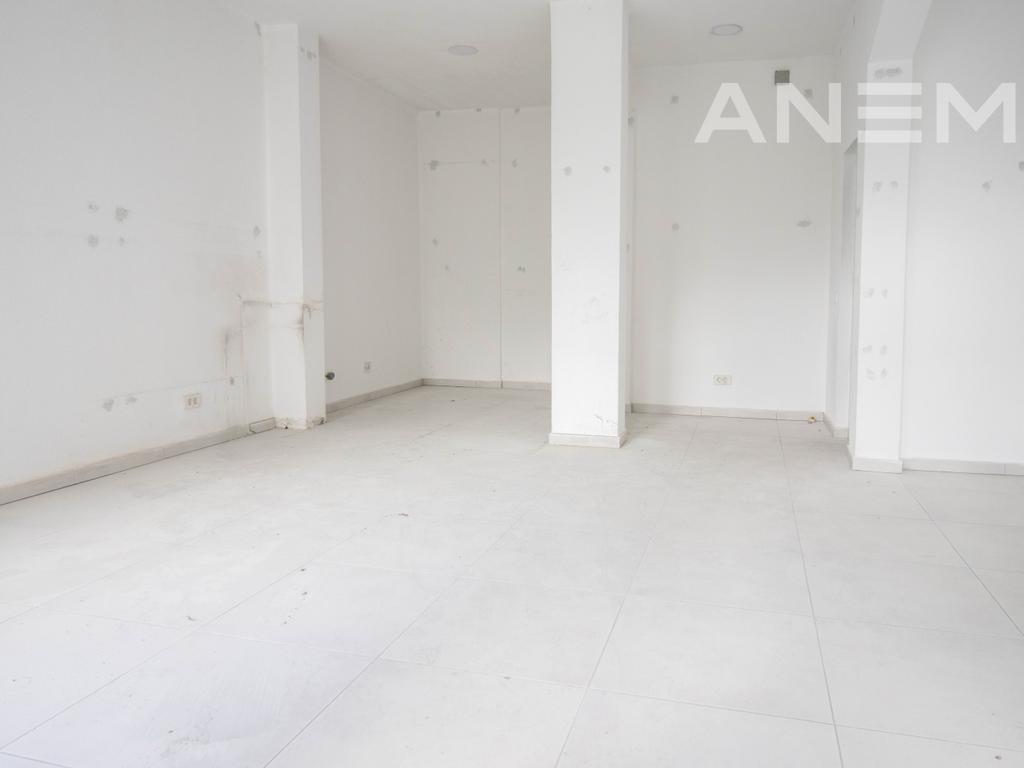 Commercial space for rent 45m² in Ulpiana neighborhood