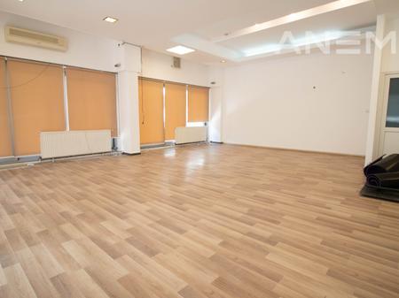 Lokal me qira 60m² në Qendër