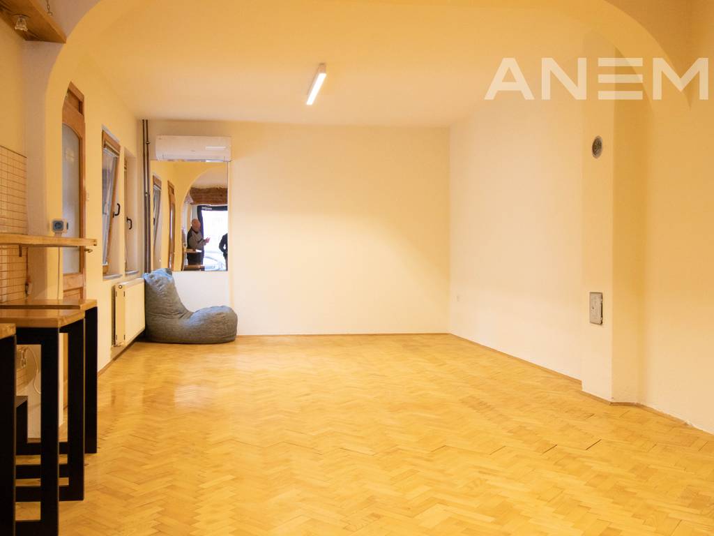 Lokal me qira 160m² në Qendër