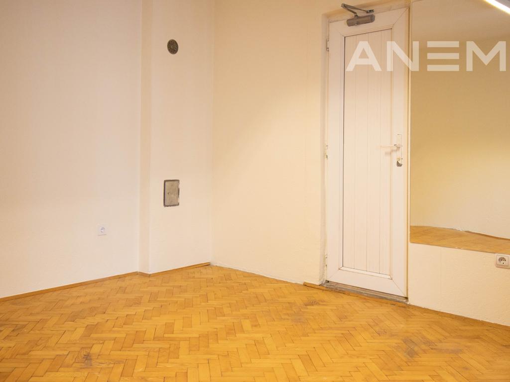 Lokal me qira 160m² në Qendër